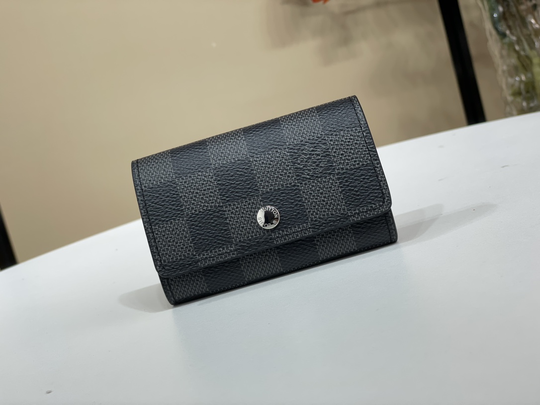 Louis Vuitton_Black