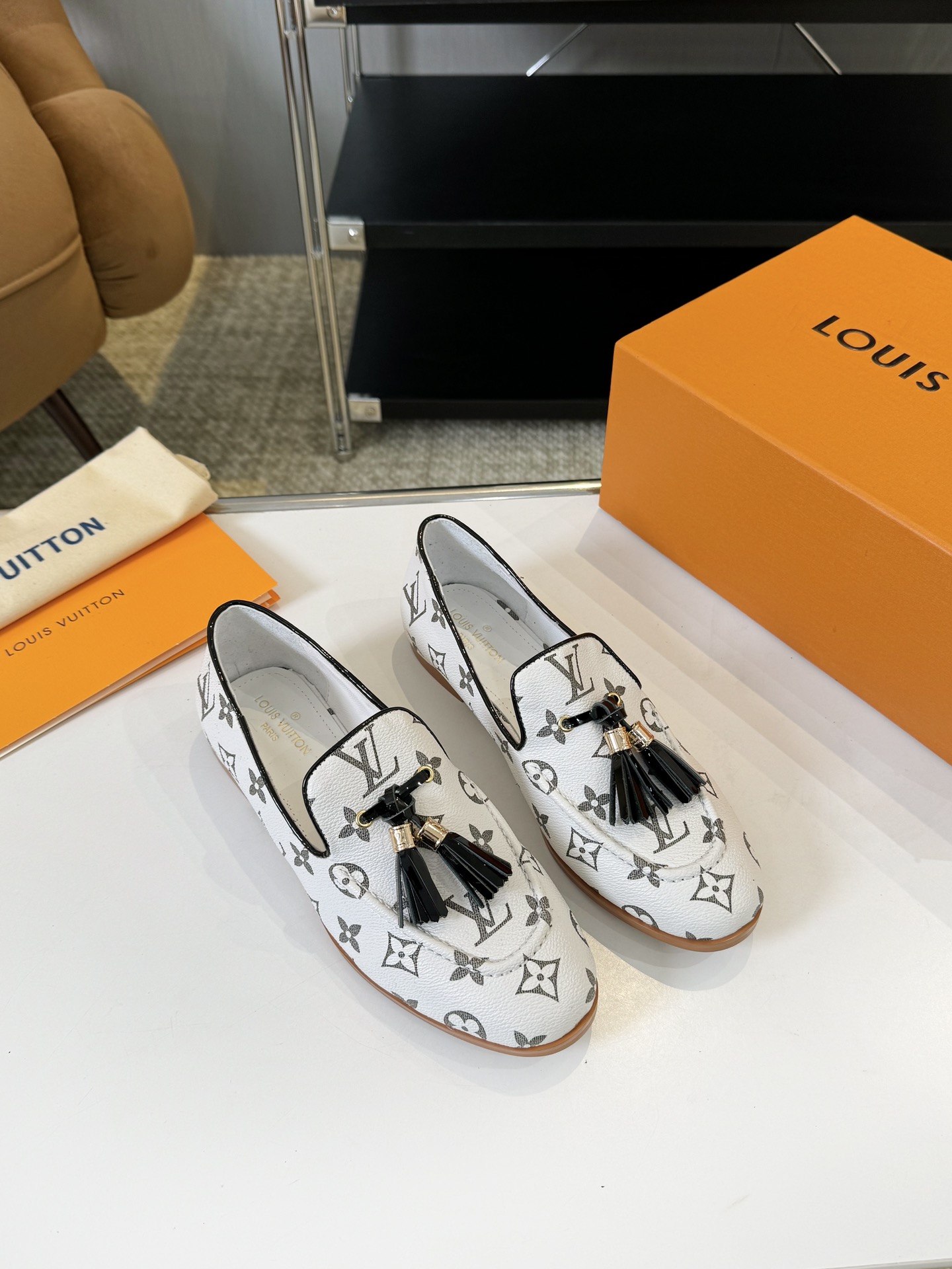 LV Sneakers_white